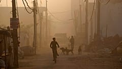Hindistan'ın başkenti Yeni Delhi yakınlarındaki Bhalswa katı atık depolama sahasındaki yangından çıkan zehirli dumanlar sıcak havada nefes almayı zorlaştırıyor