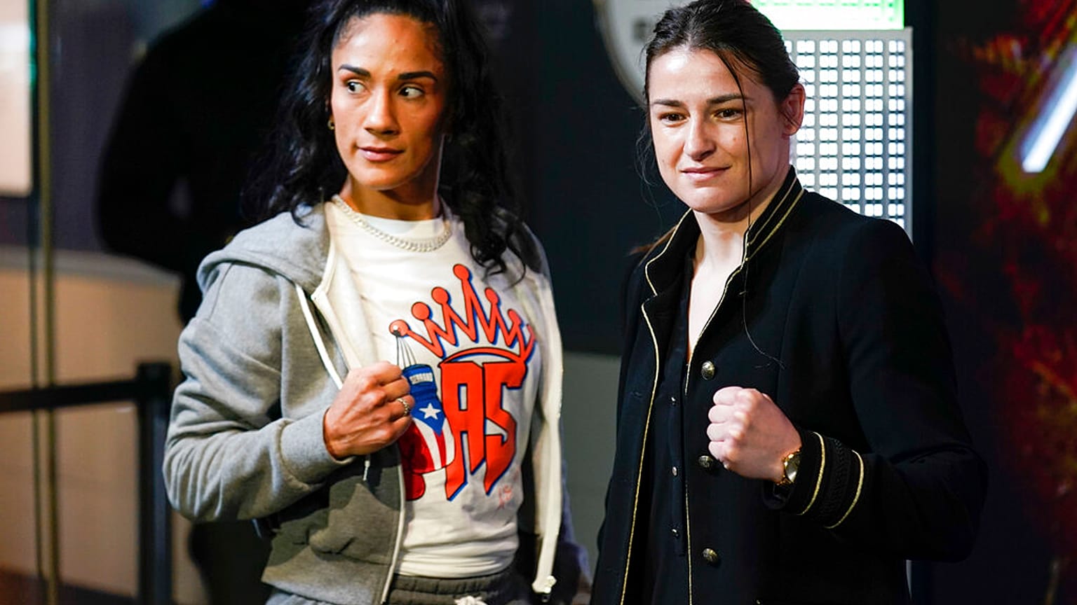 Les boxeuses Amanda Serrano, à gauche, et Katie Taylor posent pour des photos dans le hall de l'Empire State Building à New York, mardi 26 avril 2022.
