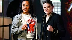 Les boxeuses Amanda Serrano, à gauche, et Katie Taylor posent pour des photos dans le hall de l'Empire State Building à New York, mardi 26 avril 2022.