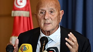 السياسي التونسي أحمد نجيب الشابي يتحدث خلال مؤتمر صحفي في العاصمة تونس للإعلان عن إطلاق "جبهة الإنقاذ الوطني"، في 26 أبريل 2022.