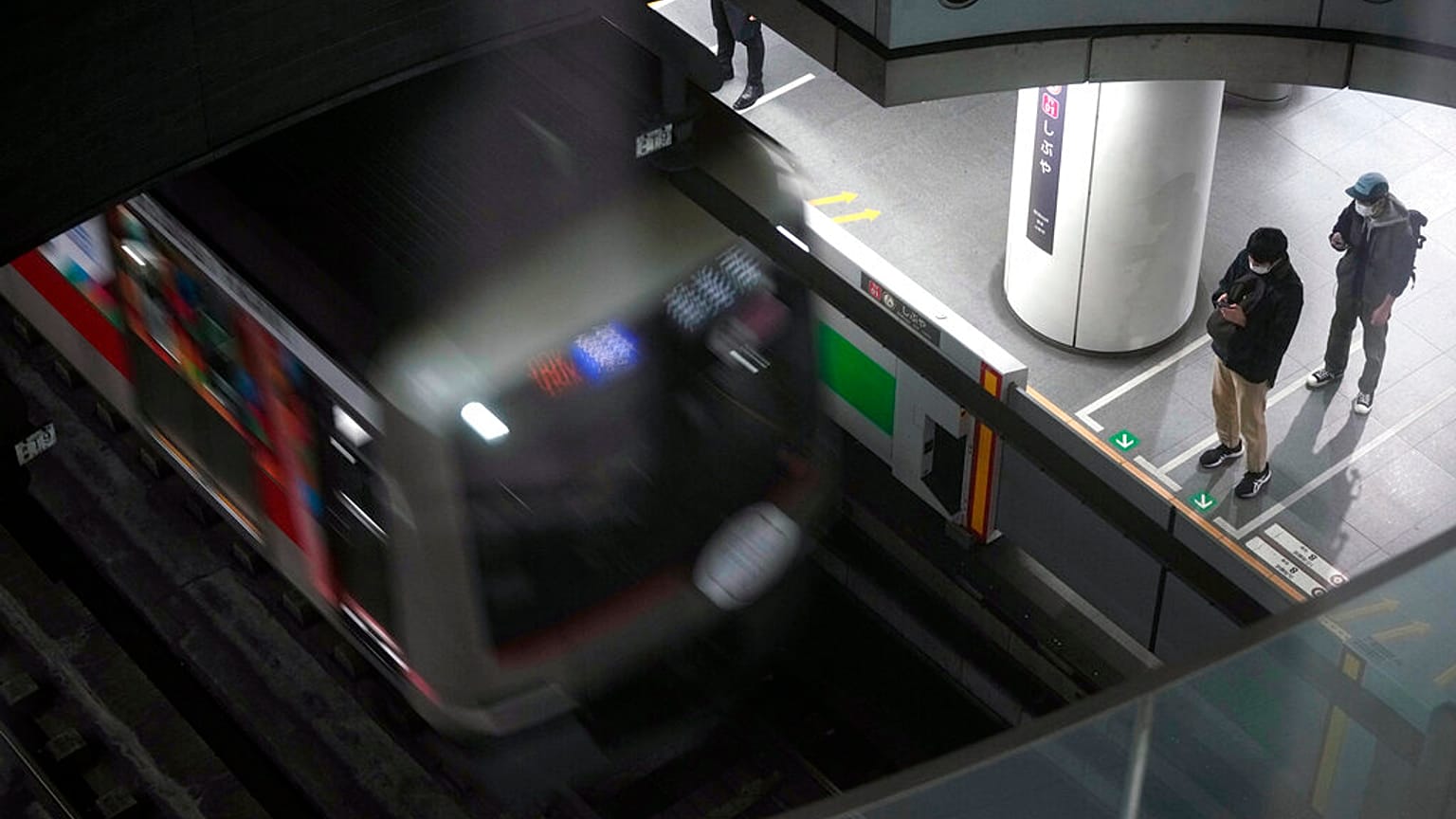 Japonya'nın başkenti Tokyo'daki bir demiryolu artık yeşil enerjiyle hizmet veriyor