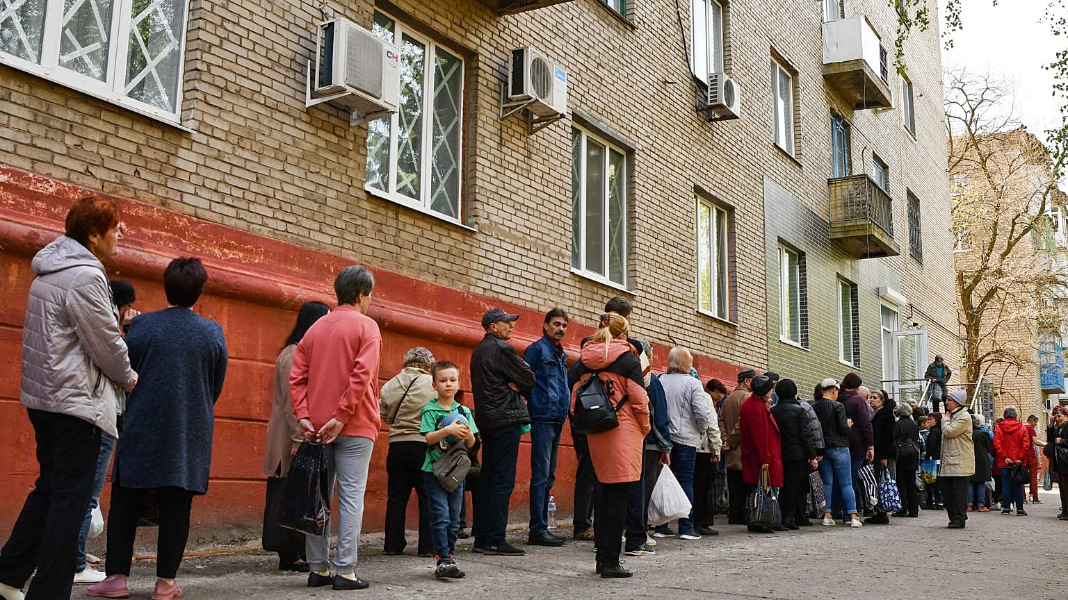 Menschen stehen in Kramatorsk für Hilfeleistungen an