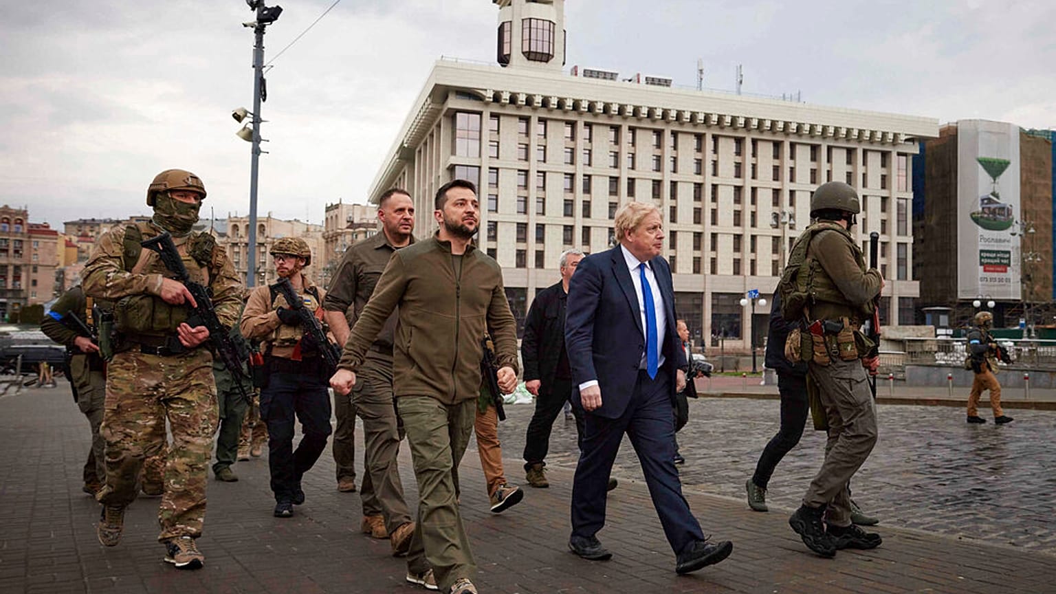 Le président ukrainien Volodymyr Zelenskyy et le Premier ministre britannique Boris Johnson, marchent pendant leur rencontre dans le centre de Kyiv, le  9 avril 2022. 