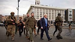 Le président ukrainien Volodymyr Zelenskyy et le Premier ministre britannique Boris Johnson, marchent pendant leur rencontre dans le centre de Kyiv, le  9 avril 2022. 