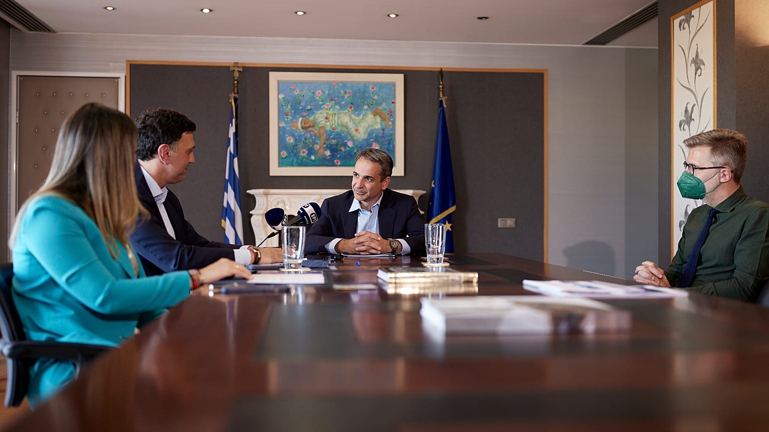 Ο πρωθυπουργός Κυριάκος Μητσοτάκης συνομιλεί με τον υπουργό Τουρισμού Βασίλη Κικίλια και την υφυπουργό Σοφία Ζαχαράκη, κατά την επίσκεψή του στο Υπουργείο Τουρισμού
