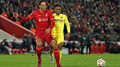 Virgil van Dijk (Liverpool, rote Spielkleidung) kommt vor Samuel Chukwueze an den Ball