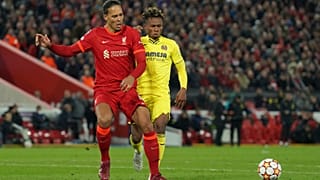 Virgil van Dijk de Liverpool, à gauche, est pressé par Samuel Chukwueze du Villarreal lors de la demi-finale de la Ligue des champions