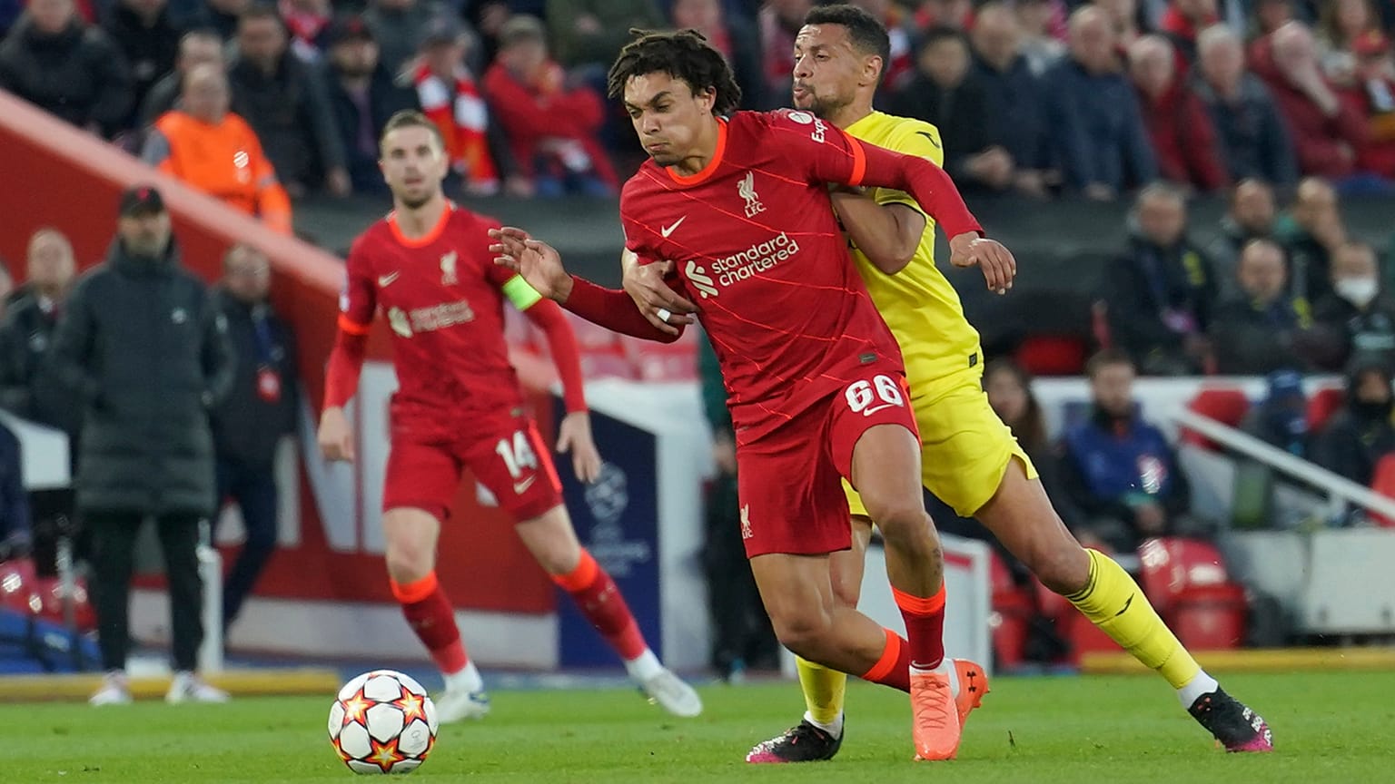 Az első gólban jelentős érdemeket szerző Henderson (14) a háttérből figyeli, ahogy liverpooli csapattársa, Alexander-Arnold előre tör. 