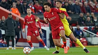 Az első gólban jelentős érdemeket szerző Henderson (14) a háttérből figyeli, ahogy liverpooli csapattársa, Alexander-Arnold előre tör. 