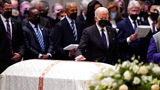  جو بايدن يضع يده على تابوت وزيرة الخارجية السابقة مادلين أولبرايت، واشنطن، 27 أبريل 2022 