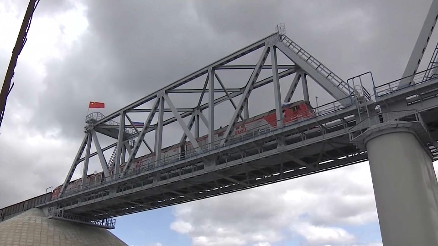 Ein Abschnitt der ersten Bahnbrücke zwischen Russland und China