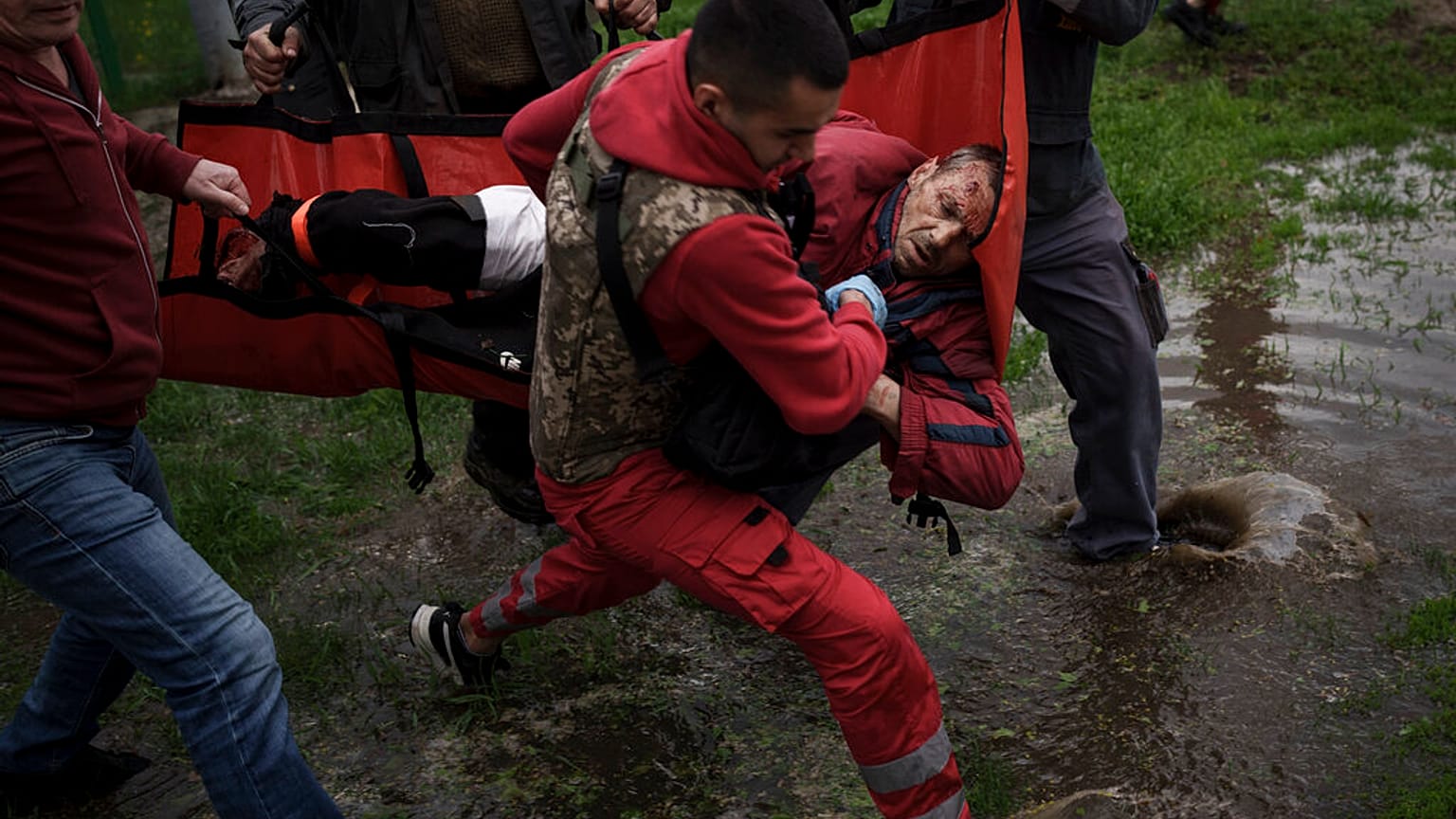 Des secouristes ukrainiens portent assistance à une victime d'un bombardement russe à Kharkiv (Ukraine), le 27/04/2022