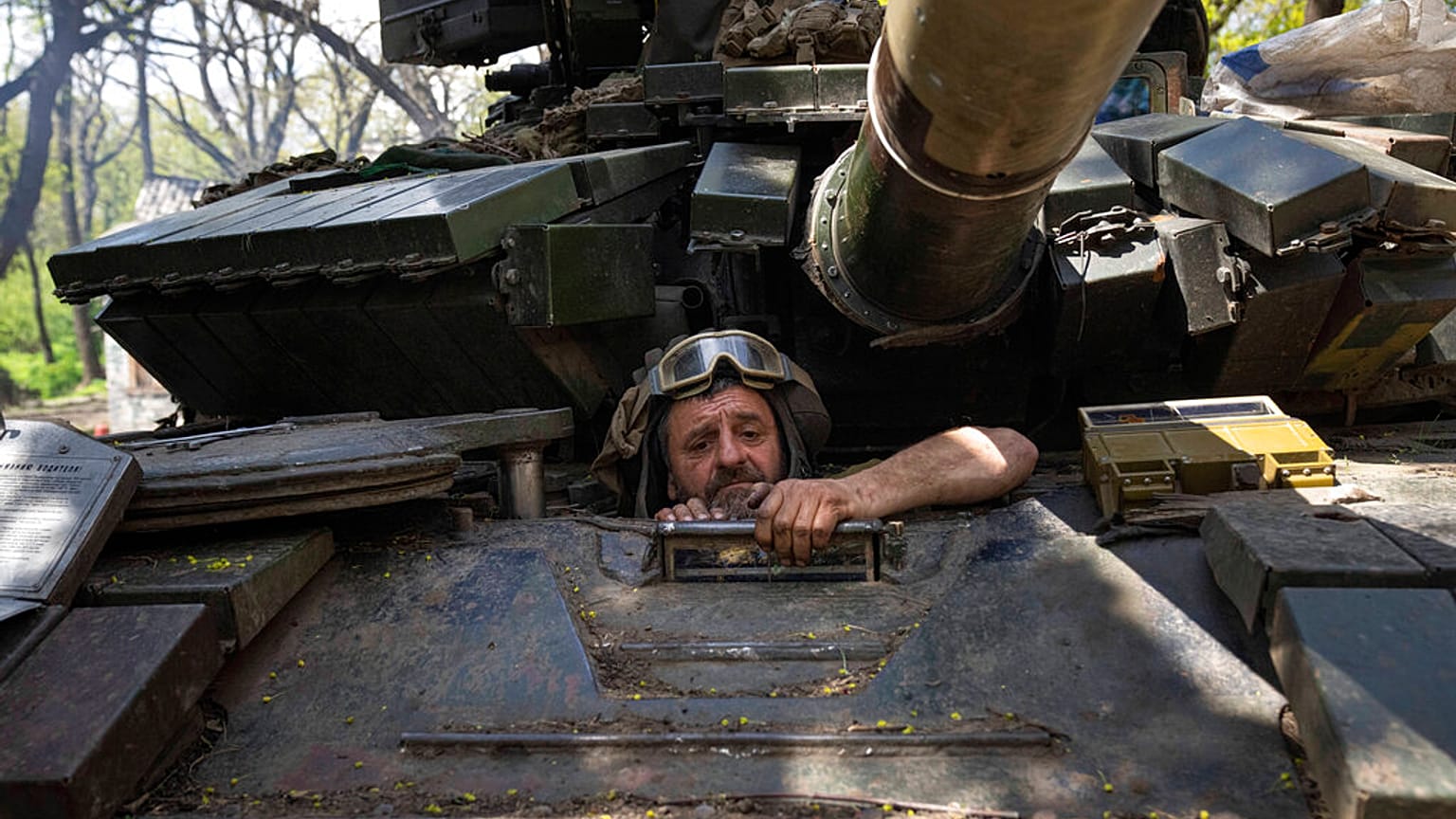 Reparaturarbeiten an einem ukrainischen Panzer in der Region Donezk