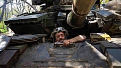 Reparaturarbeiten an einem ukrainischen Panzer in der Region Donezk
