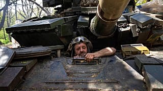 Reparaturarbeiten an einem ukrainischen Panzer in der Region Donezk