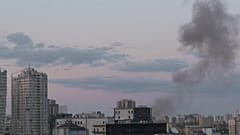 Fumée s'échappant dans le ciel de Kyiv après un bombardement dans l'ouest de la capitale ukrainienne, le 28 avril 2022