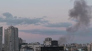 Fumée s'échappant dans le ciel de Kyiv après un bombardement dans l'ouest de la capitale ukrainienne, le 28 avril 2022