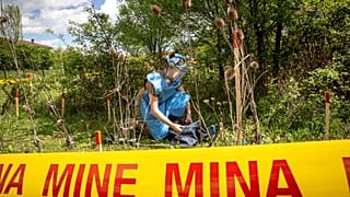 Ukrainerin lernt wie man Minen entschärft
