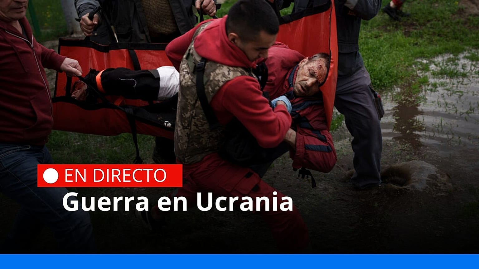 Llevan a un hombre a una ambulancia tras un bombardeo en Jarkov