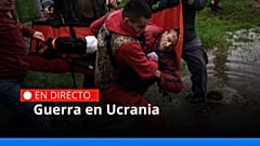Llevan a un hombre a una ambulancia tras un bombardeo en Jarkov