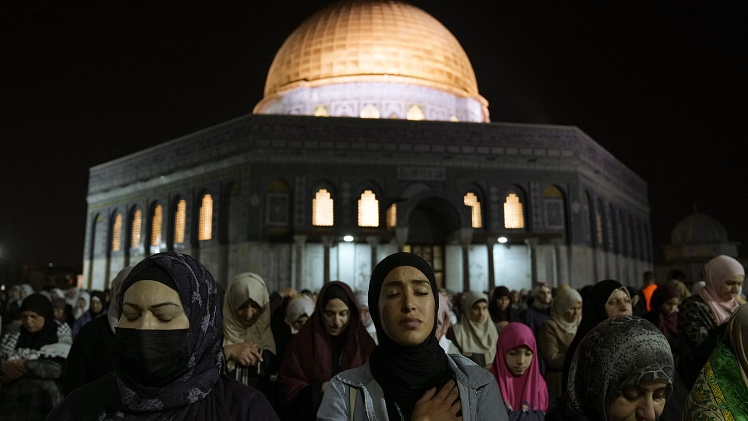 فلسطينيون يحيون ليلة القدر 27 أبريل/ نيسان 2022