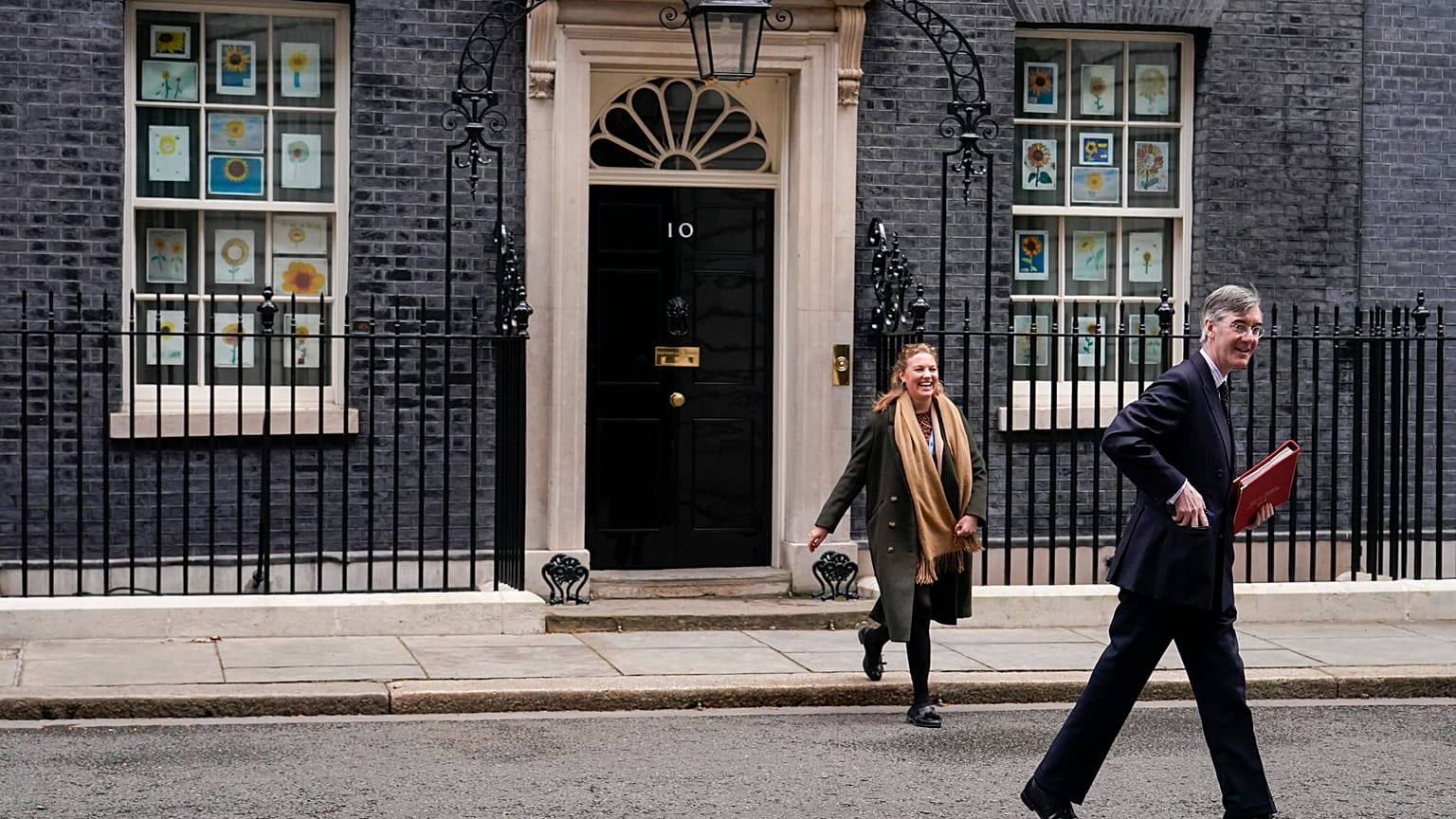 Jacob Rees-Mogg brit miniszter (jobbra) a Downing Street 10. előtt 2022 áprilisában 