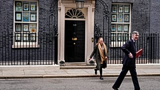 Jacob Rees-Mogg brit miniszter (jobbra) a Downing Street 10. előtt 2022 áprilisában 