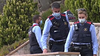 Судебная полиция  в Льорет де Маре, у дома, где был найден мёртвым российский олигарх и его семья