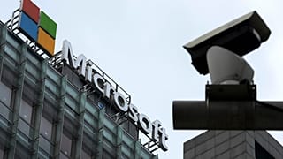Логотип Microsoft на здании офиса в Пекине