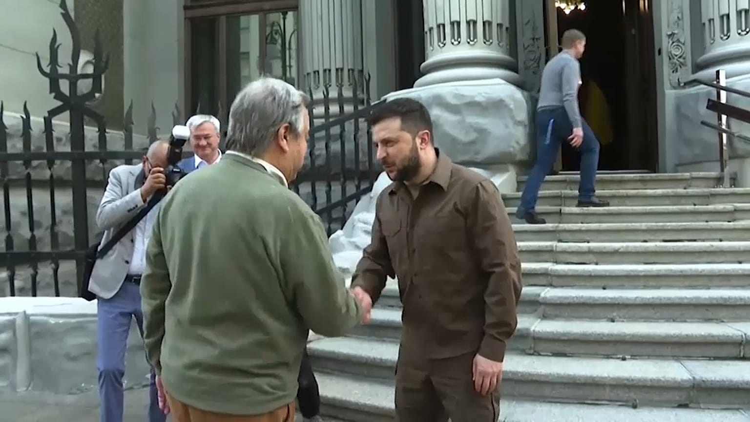 El secretario general de la ONU, António Guterres, saluda al presidente ucraniano, Volodímir Zelenski, a su llegada en Kiev. 