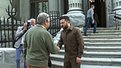 El secretario general de la ONU, António Guterres, saluda al presidente ucraniano, Volodímir Zelenski, a su llegada en Kiev. 