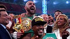 Tyson Fury (középen felül) a feleségével (jobbra) ünnepel, miután kiütötte Dillian Whyte-ot a londoni Wembley Stadionban 2022. április 23-án.
