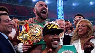 Tyson Fury (középen felül) a feleségével (jobbra) ünnepel, miután kiütötte Dillian Whyte-ot a londoni Wembley Stadionban 2022. április 23-án.