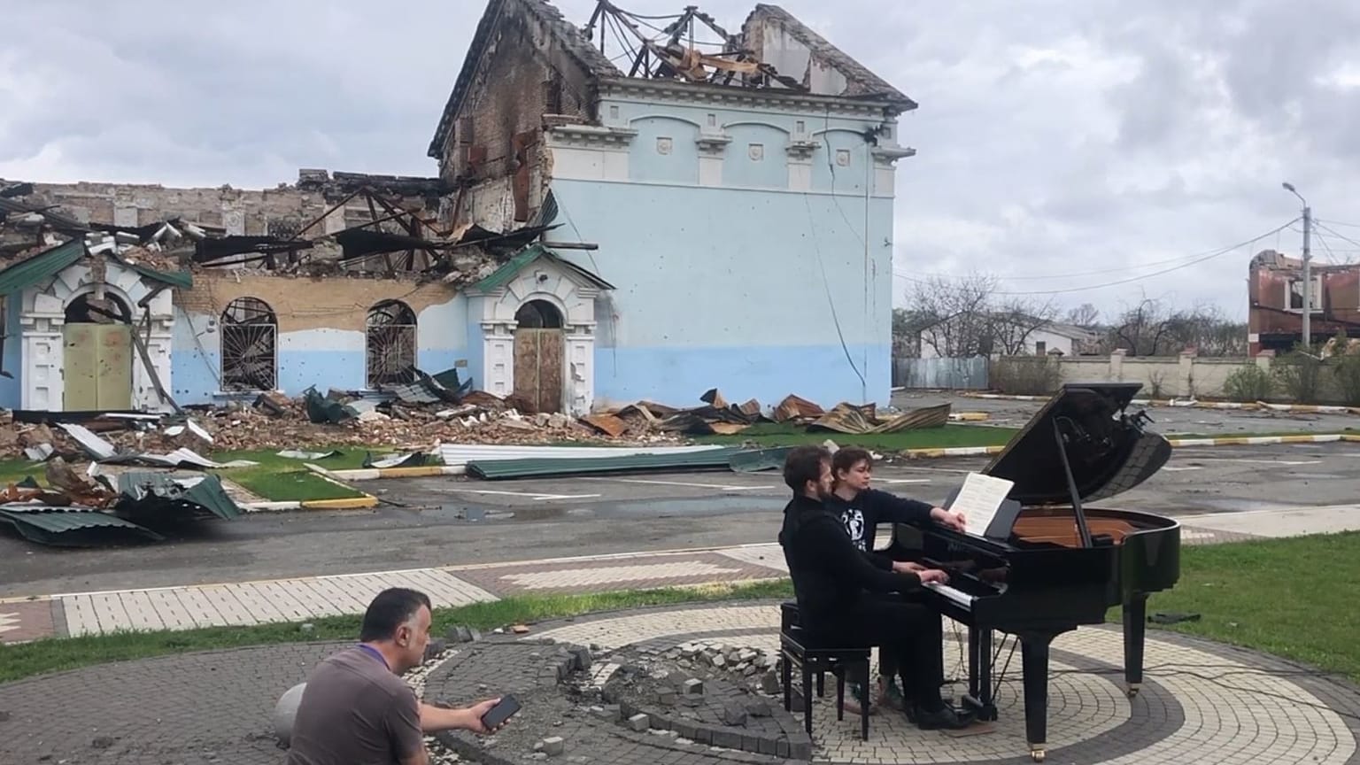 The ruins of Irpin’s House of Culture were the poignant backdrop to a performance of Chopin’s nocturnes by the Lithuanian pianist Darius Mazintas on April 26.