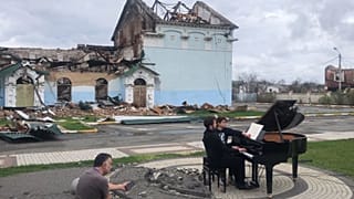 The ruins of Irpin’s House of Culture were the poignant backdrop to a performance of Chopin’s nocturnes by the Lithuanian pianist Darius Mazintas on April 26.