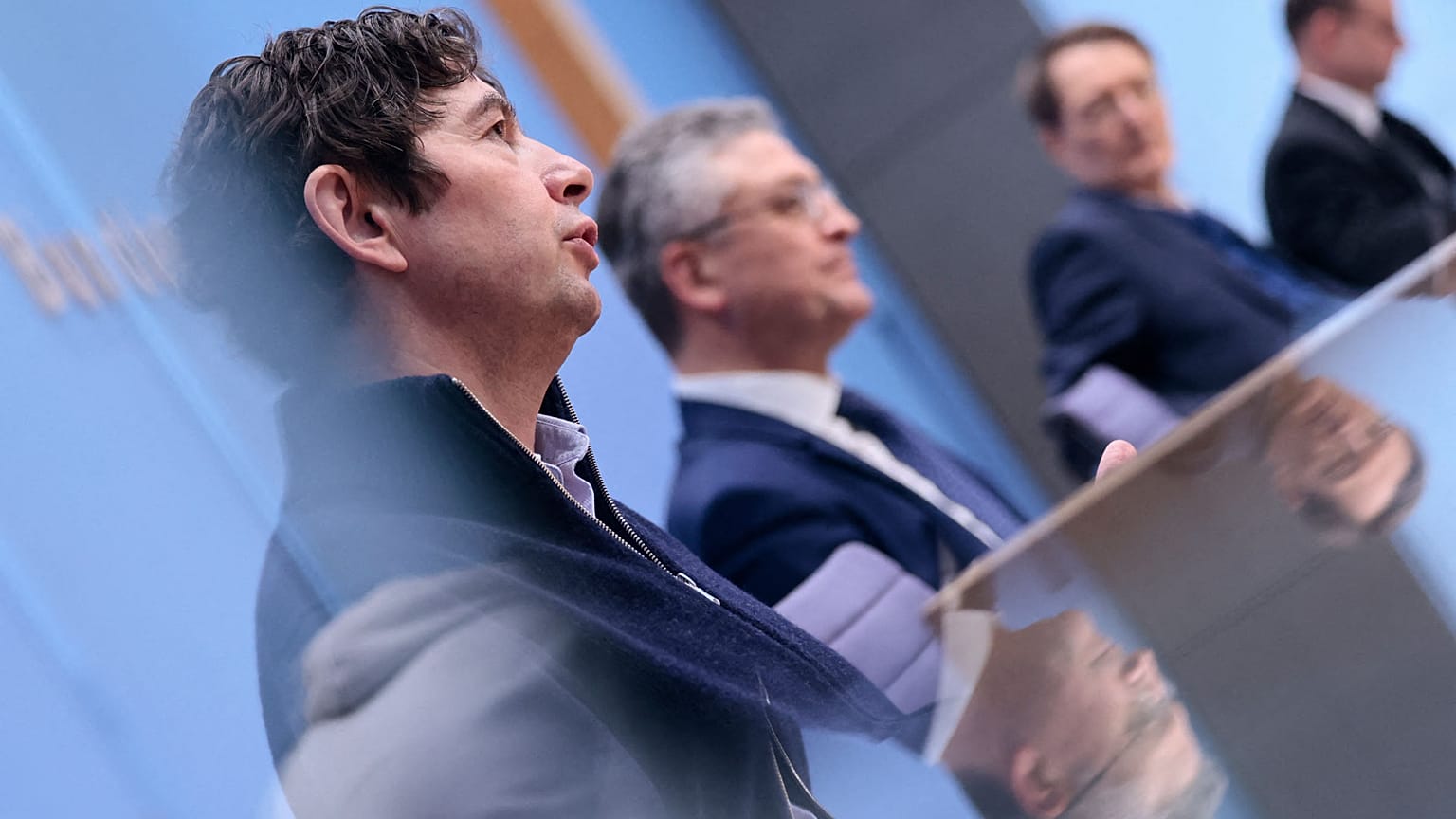 Christian Drosten, im Hintergrund RKI-Chef Volker Wieler und Gesundheitsminister Karl Lauterbach 