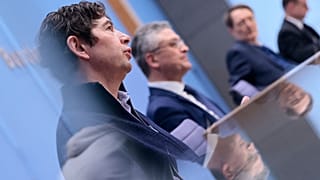 Christian Drosten, im Hintergrund RKI-Chef Volker Wieler und Gesundheitsminister Karl Lauterbach