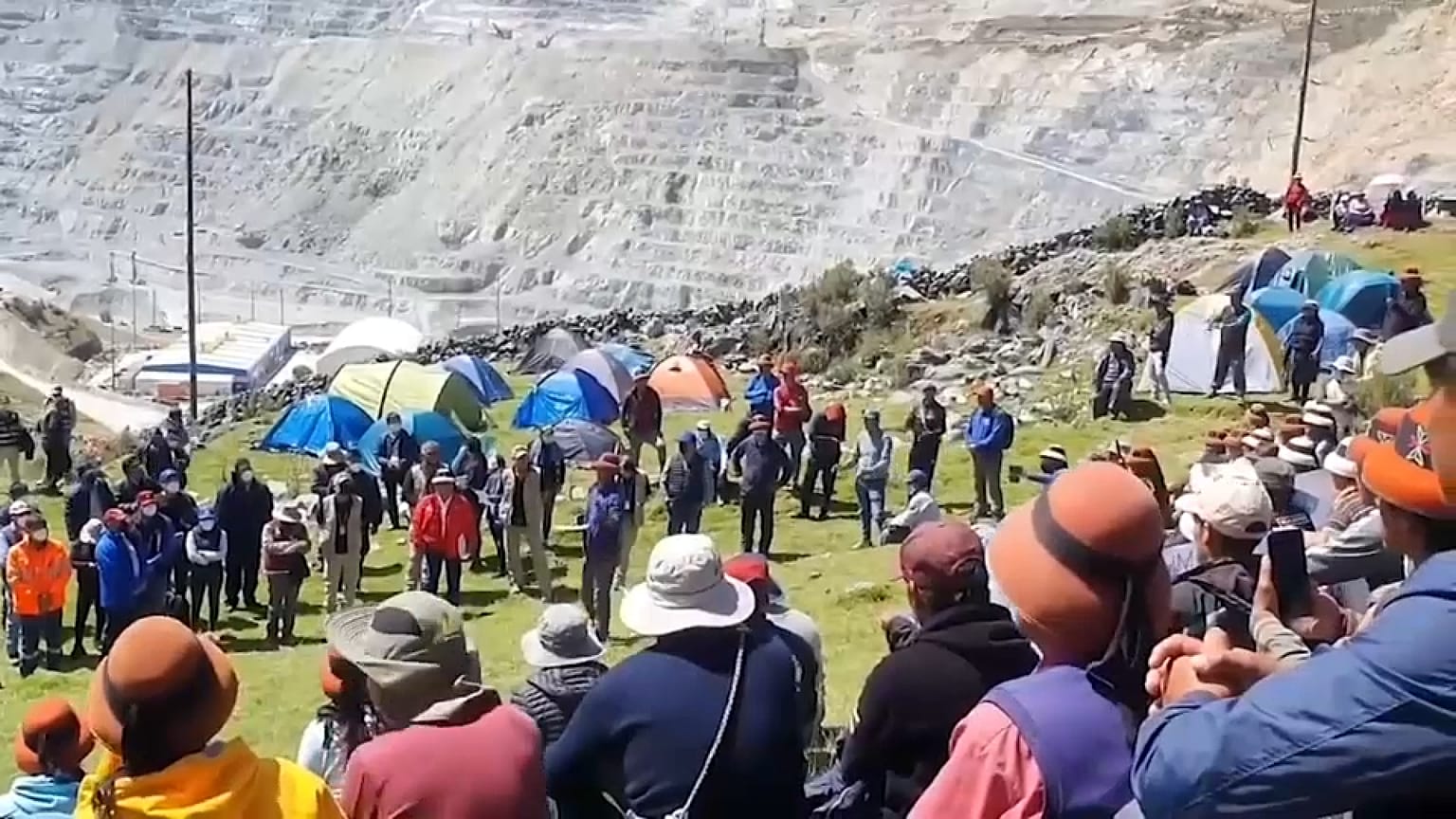 Los manifestantes que ingresaron a la mina cuprífera Las Bambas, en la sierra sur de Perú, en protesta contra la operadora china MMG. 