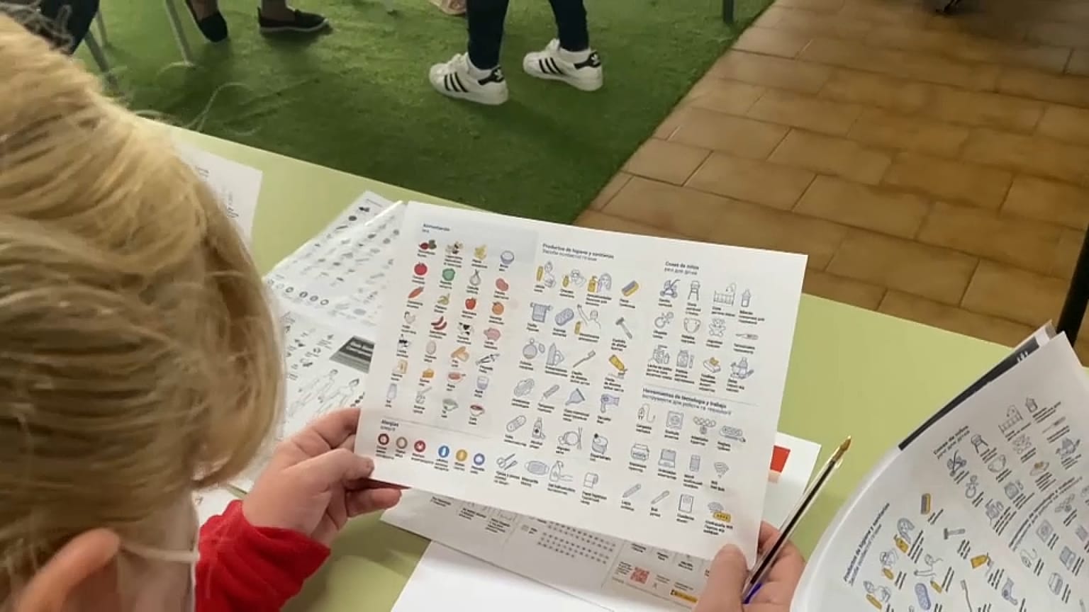 Des réfugiés ukrainiens utilisent un guide visuel pour communiquer.  