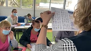 Приехавшие в Испанию украинские беженцы учатся пользоваться эмодзи, апрель 2022 г.