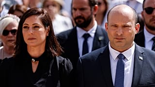 Gilat e Naftali Bennet durante a cerimónia pelas vítimas do Holocausto
