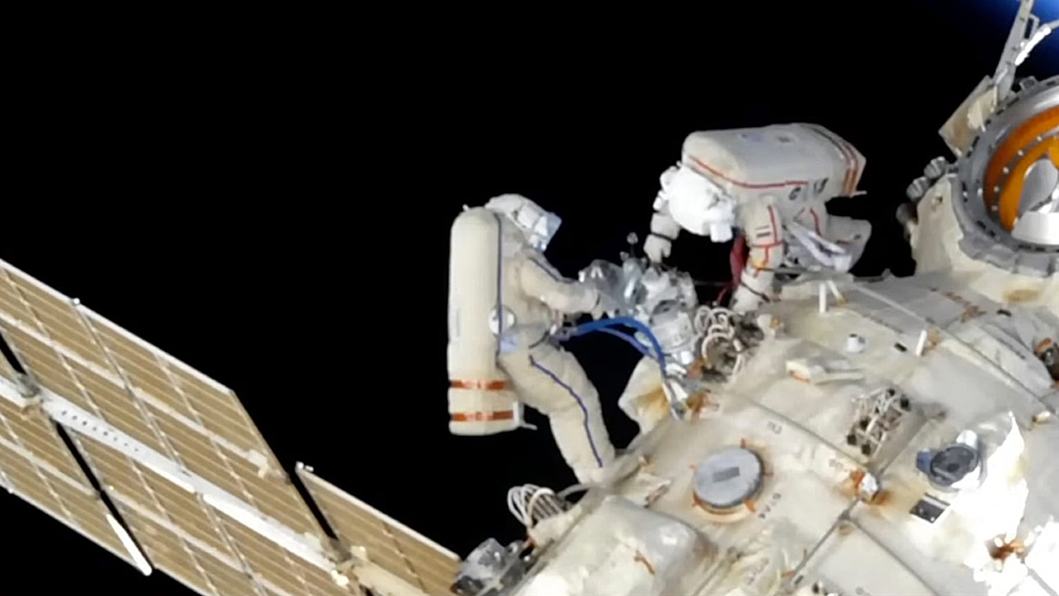 Cosmonautas Oleg Artemyev e Denis Matveev durante passeio espacial