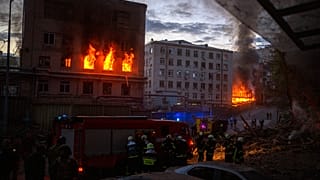 Deux bâtiments, dont un immeuble résidentiel à Kyiv, touchés par des frappes russes