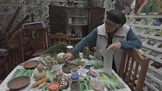 La señora Zuny nos muestra su tesoro de semillas