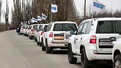 Автоколонна сотрудников миссии ОБСЕ выезжает с территории самопровозглашённой ДНР. 1 марта 2022 г. 