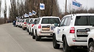 Автоколонна сотрудников миссии ОБСЕ выезжает с территории самопровозглашённой ДНР. 1 марта 2022 г. 