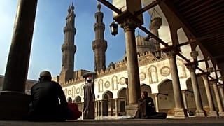 أثناء صلاة ظهر الجمعة في الجامع الأزهر في القاهرة، مصر، 28 ديسمبر / كانون الأول 2012