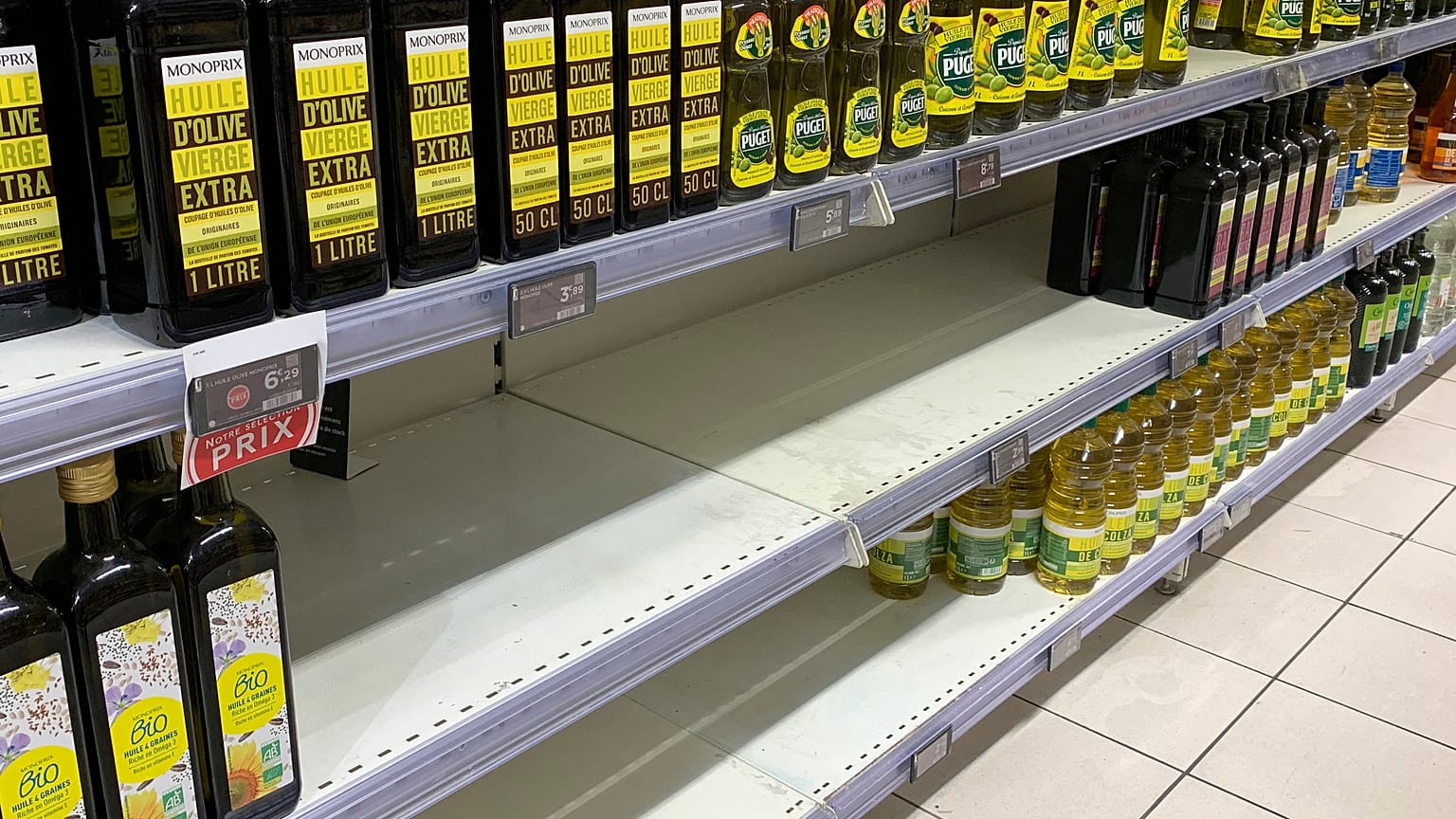 Fransa'da ayçiçek yağı kıtlığı yaşayan bir alış veriş merkezi
