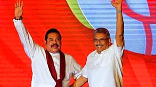  Mahinda Rajapaksa (solda) kardeşi Gotabaya Rajapaksa ile halkı selamlıyor (arşiv)