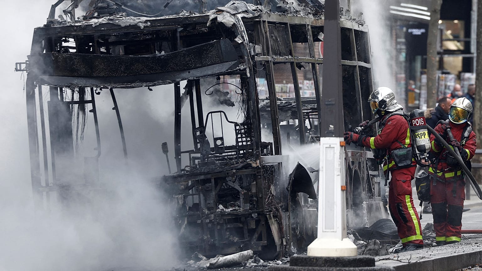 Archives : le premier bus de type BlueBus de Bolloré de la RATP emporté par les flammes, le 4 avril 2022 à Paris